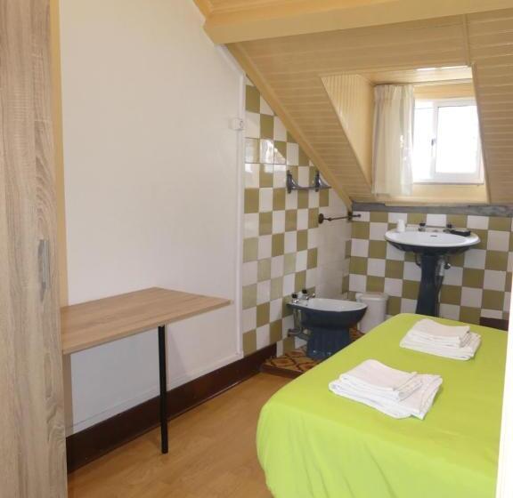 اتاق استاندارد با سرویس بهداشتی مشترک, Pensão Santa Cruz