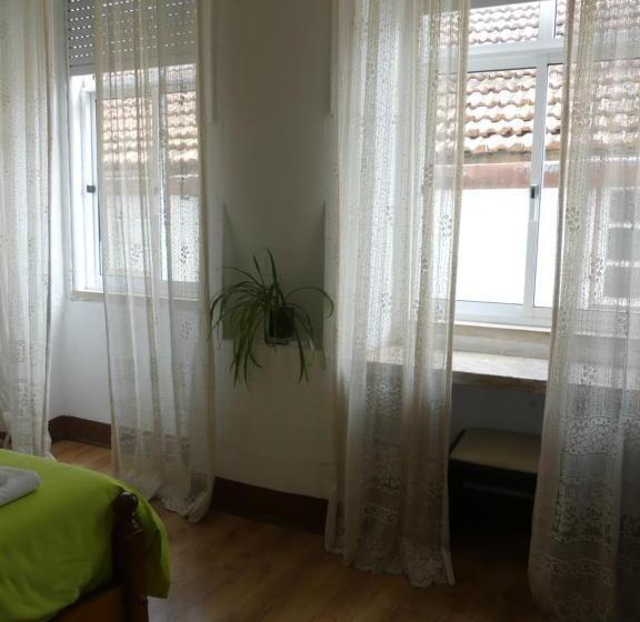 اتاق استاندارد سه نفره, Pensão Santa Cruz
