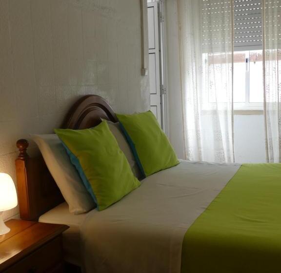 اتاق استاندارد سه نفره, Pensão Santa Cruz