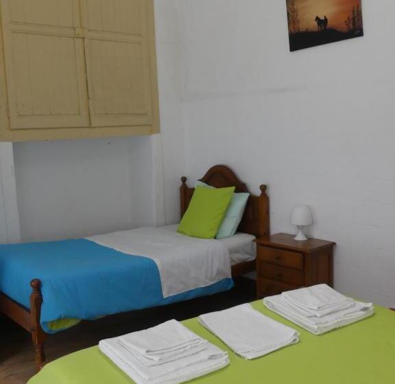 اتاق استاندارد سه نفره, Pensão Santa Cruz