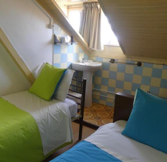 اتاق استاندارد با سرویس بهداشتی مشترک, Pensão Santa Cruz