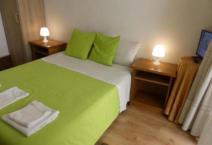 اتاق استاندارد با سرویس بهداشتی مشترک, Pensão Santa Cruz