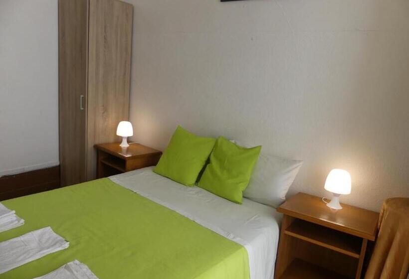 اتاق استاندارد با سرویس بهداشتی مشترک, Pensão Santa Cruz