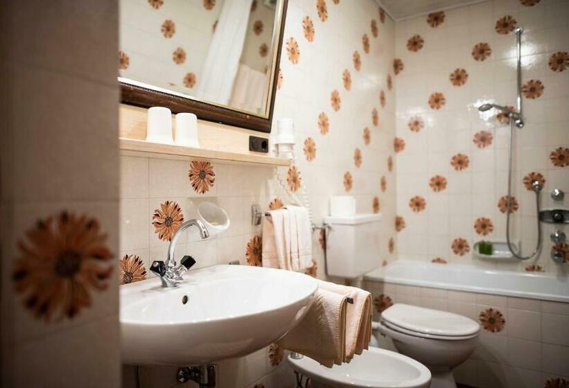 شقة غرفة واحدة, Post Residence