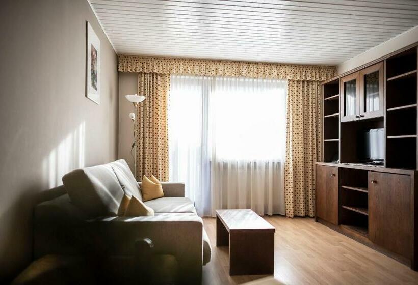 شقة غرفة واحدة, Post Residence