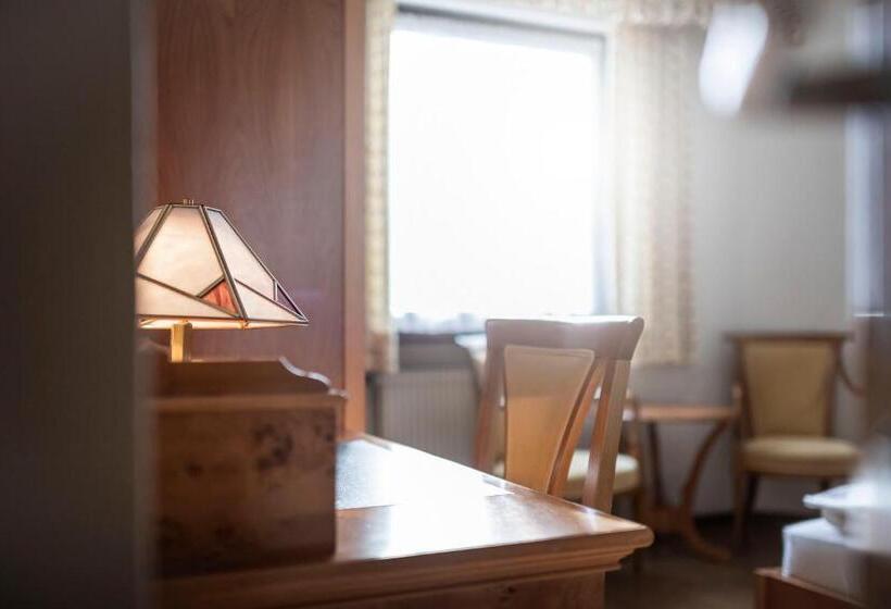 شقة غرفة واحدة, Post Residence