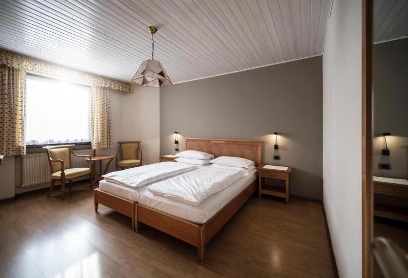 شقة غرفة واحدة, Post Residence