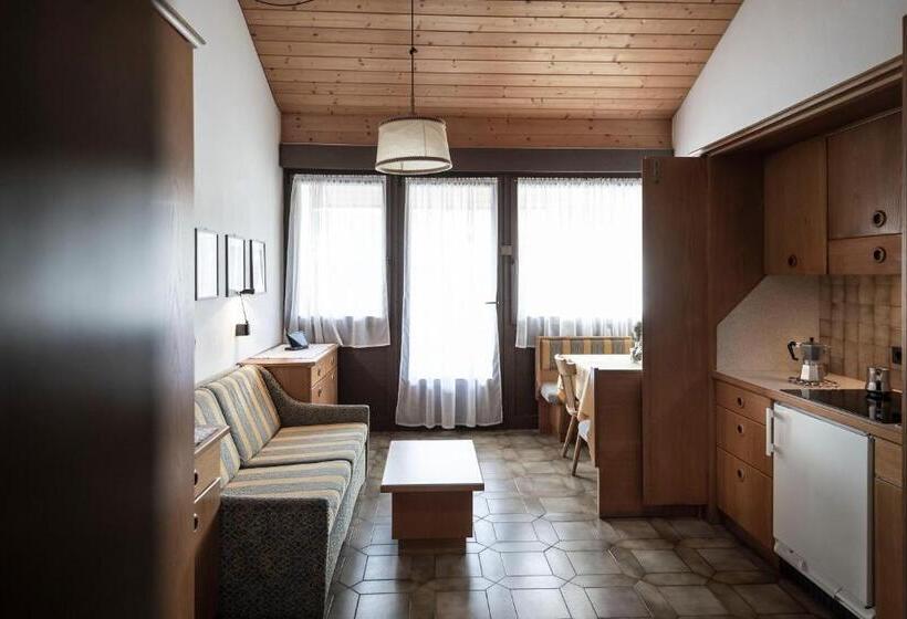 شقة غرفة واحدة, Post Residence