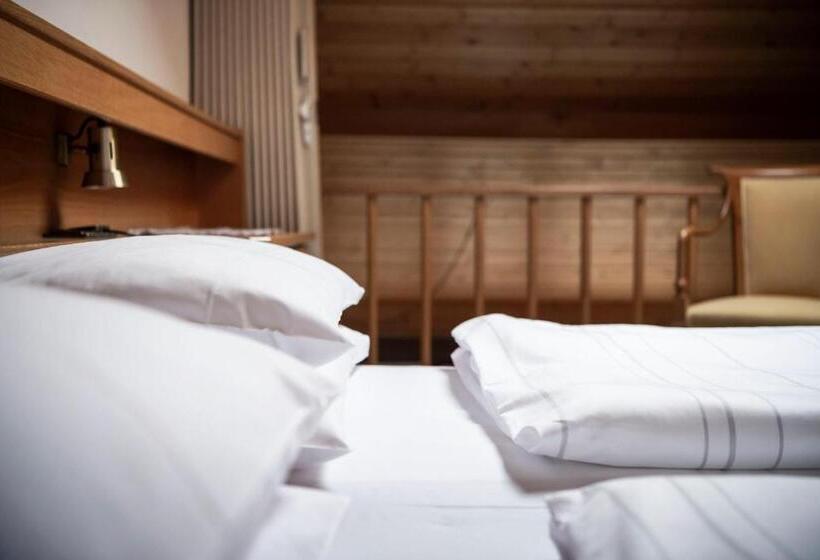 شقة غرفة واحدة, Post Residence