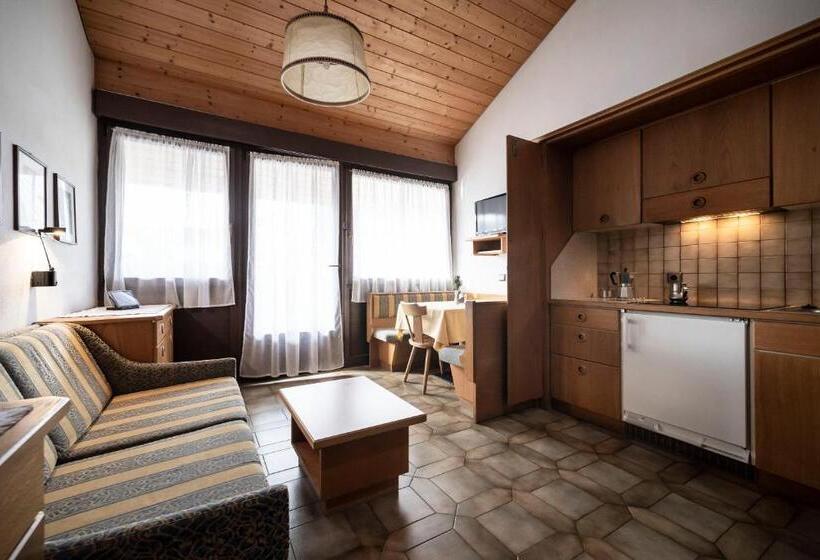 شقة غرفة واحدة, Post Residence