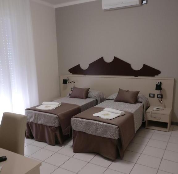 חדר סטנדרט לשלושה, I Pini