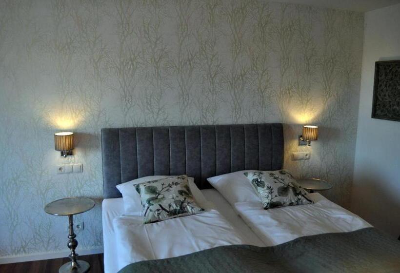 جناح جونيور مزوَّد بتراس, Hofgarten Rosa