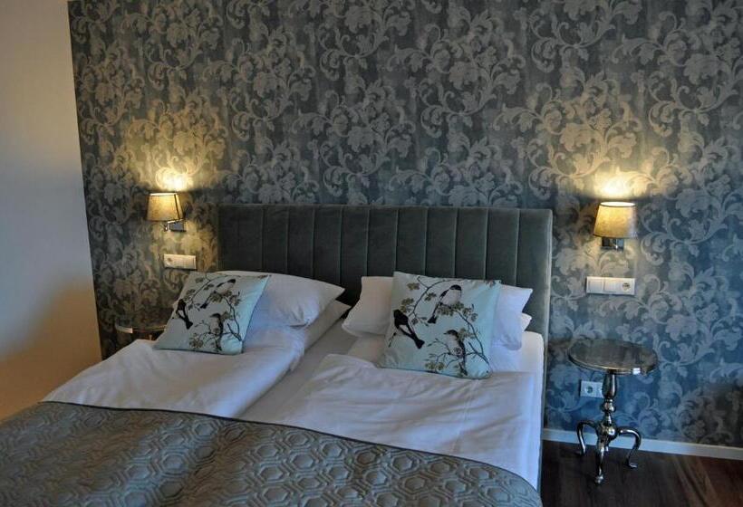 جناح جونيور مزوَّد بتراس, Hofgarten Rosa