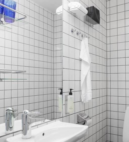 Standard studio with lake view, Upperud 9:9