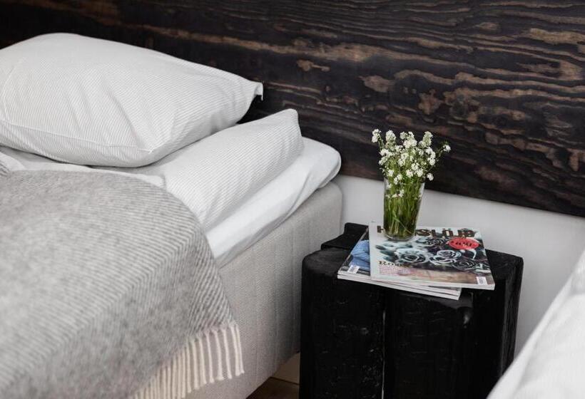 Standard studio with lake view, Upperud 9:9