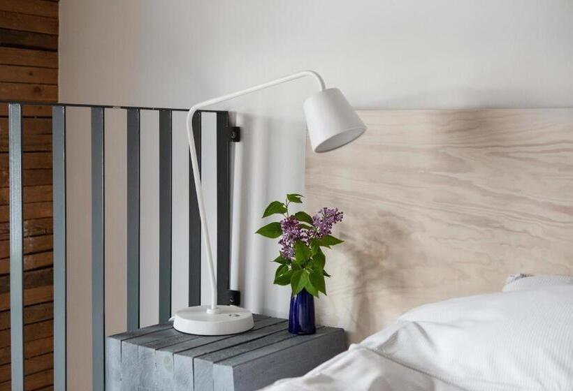 Standard studio with lake view, Upperud 9:9