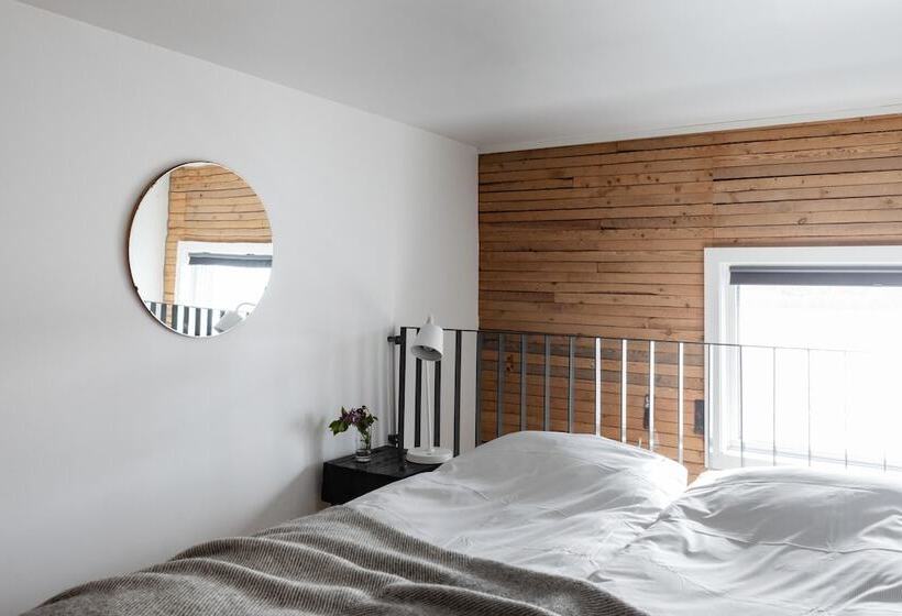 Standard studio with lake view, Upperud 9:9