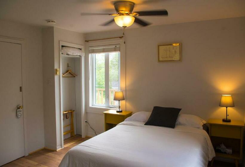 スタンダードルーム, Auberge De La Rive De Charlevoix Auberge De Jeunesse Familiale Pour Voyageurs De Tous âges