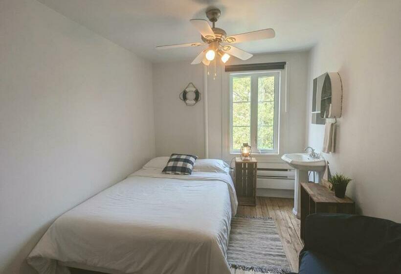 スタンダードルーム, Auberge De La Rive De Charlevoix Auberge De Jeunesse Familiale Pour Voyageurs De Tous âges