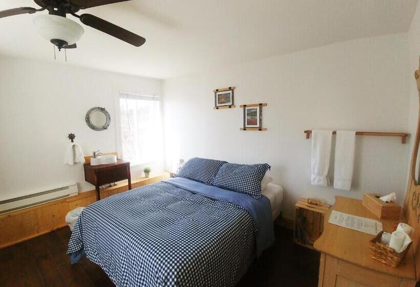 バス共有のスタンダードルーム, Auberge De La Rive De Charlevoix Auberge De Jeunesse Familiale Pour Voyageurs De Tous âges