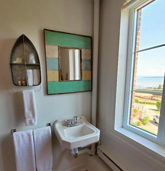 バス共有のスタンダードルーム, Auberge De La Rive De Charlevoix Auberge De Jeunesse Familiale Pour Voyageurs De Tous âges