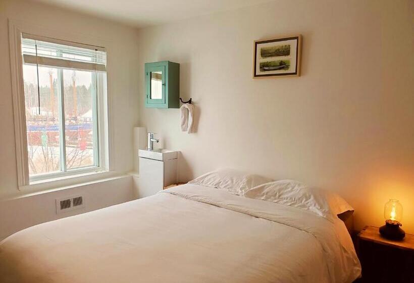 バス共有のスタンダードルーム, Auberge De La Rive De Charlevoix Auberge De Jeunesse Familiale Pour Voyageurs De Tous âges