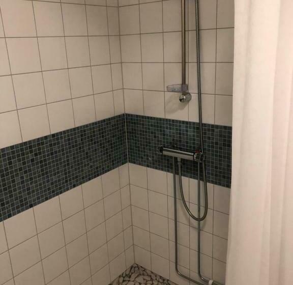 חדר משפחתי, Docksta Hotell