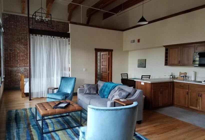 جناح سوبيريور, Amity Flats