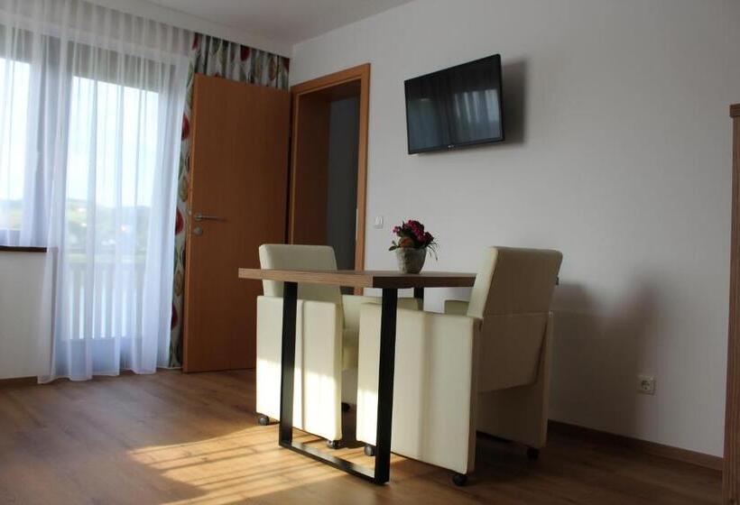 Apartamento 1 Dormitorio con Balcón, Gasthof S'schatzkastl