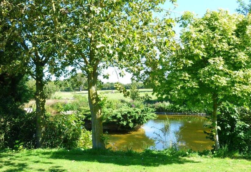 小室, Lakeside Town Farm