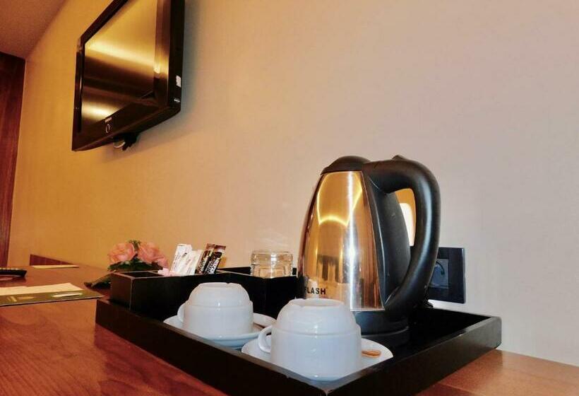 חדר דלוקס נוף בריכה, Kenzi Rose Garden