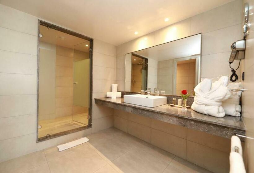 נוף לבריכה, Kenzi Rose Garden