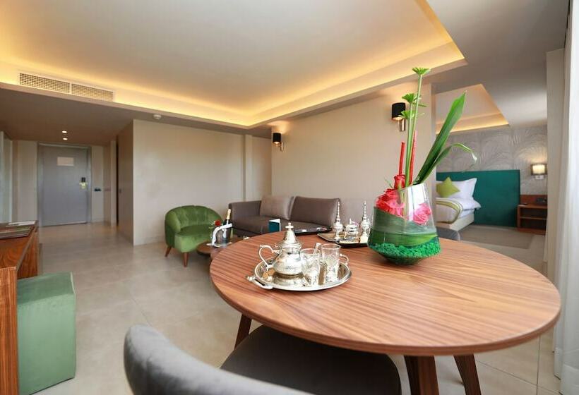 נוף לבריכה, Kenzi Rose Garden