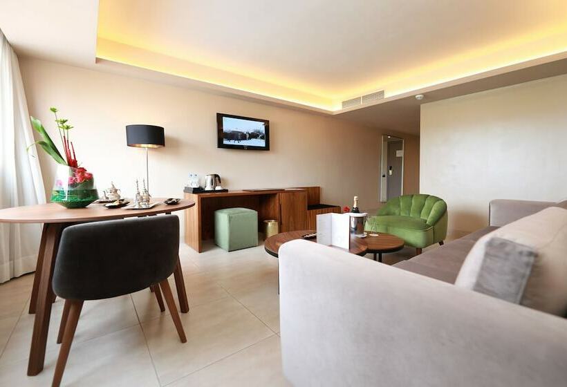 נוף לבריכה, Kenzi Rose Garden