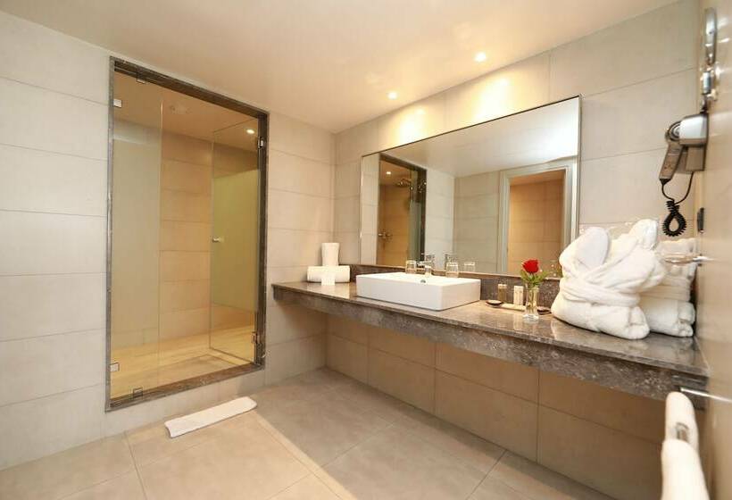 נוף לבריכה, Kenzi Rose Garden