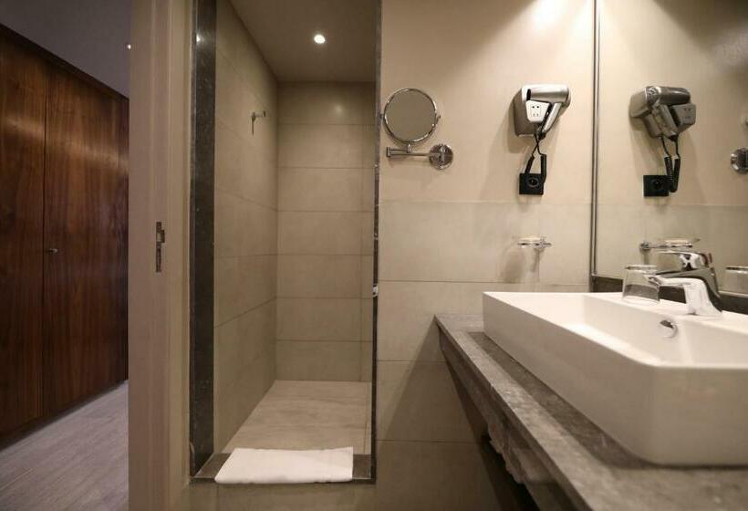 חדר דלוקס יחיד, Kenzi Rose Garden