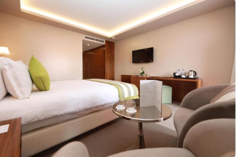 Chambre Supérieure Individuelle, Kenzi Rose Garden