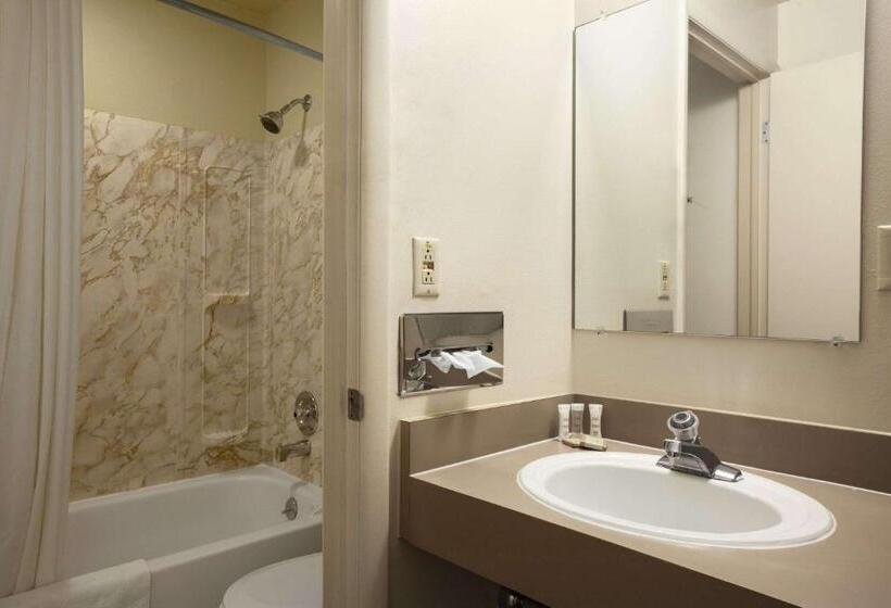 מיטת קינג בסוויטה, Super 8 By Wyndham Idaho Falls