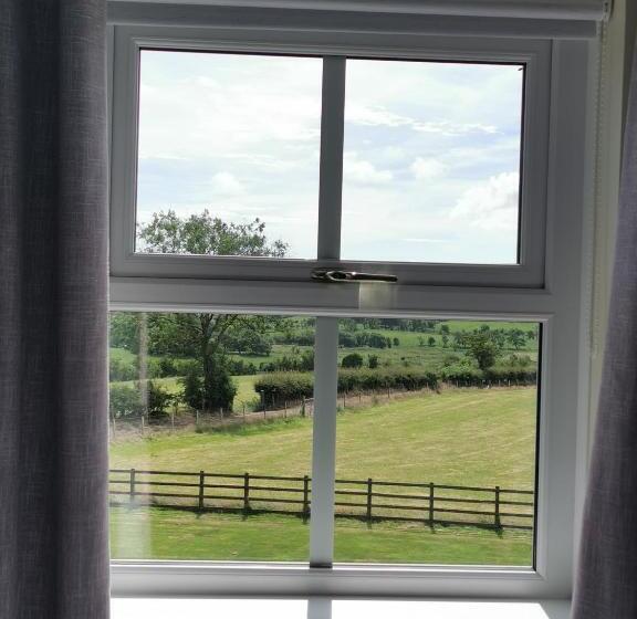 חדר משפחתי, Sixty Six