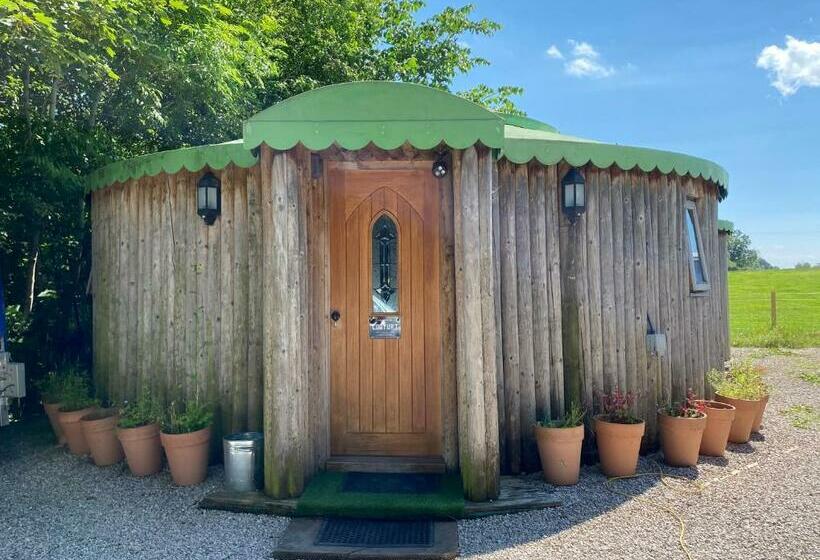 샬레, Strickland Arms