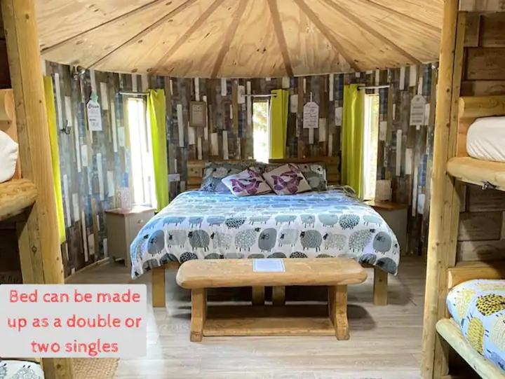 샬레, Strickland Arms