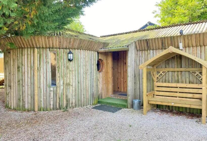 샬레, Strickland Arms