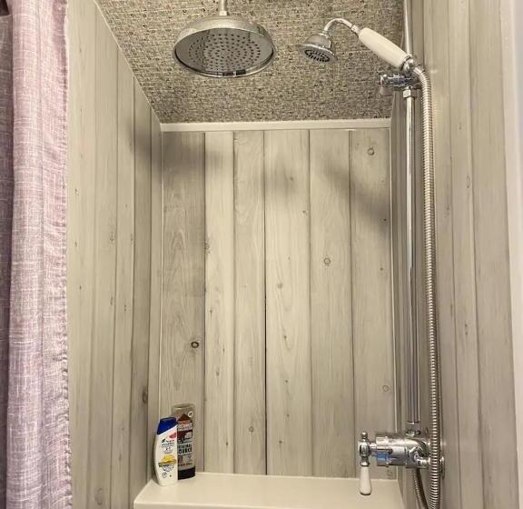 스탠다드 룸, Strickland Arms