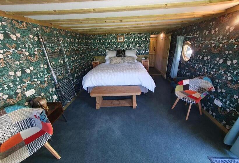 샬레, Strickland Arms