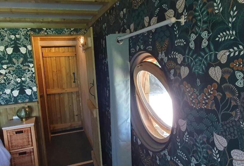 샬레, Strickland Arms