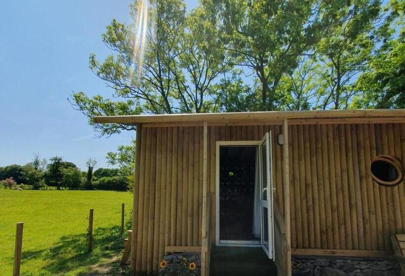 샬레, Strickland Arms