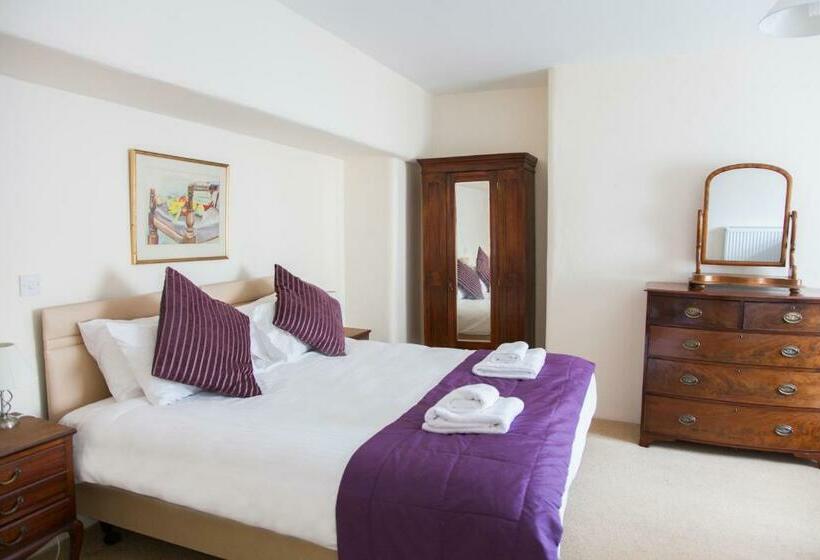 جناح عائلي, The Poltimore Inn