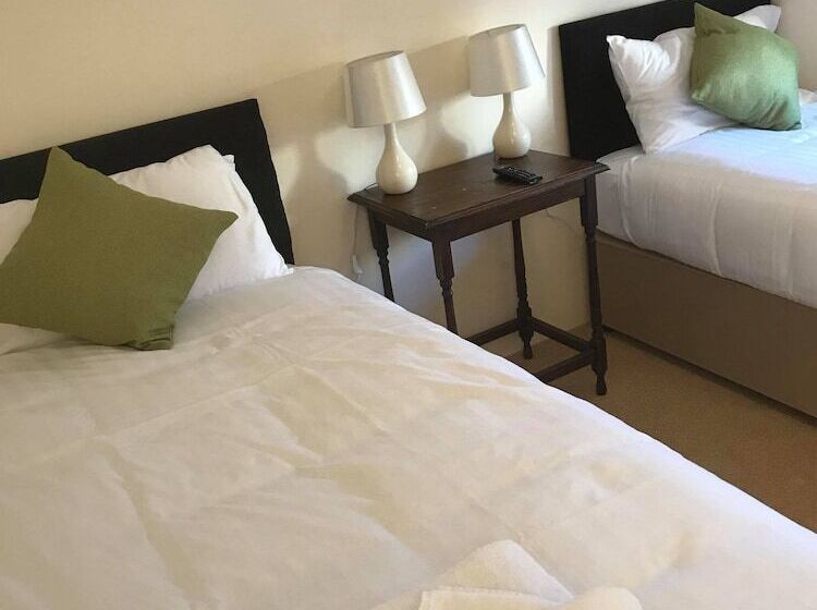 جناح عائلي, The Poltimore Inn