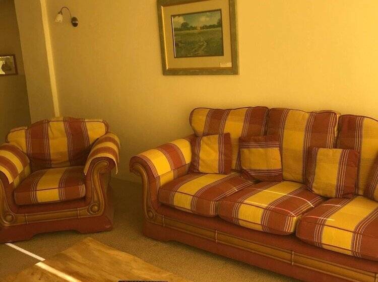 جناح عائلي, The Poltimore Inn