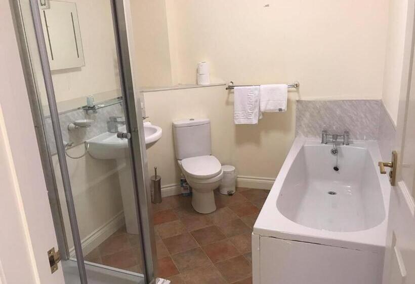 جناح عائلي, The Poltimore Inn